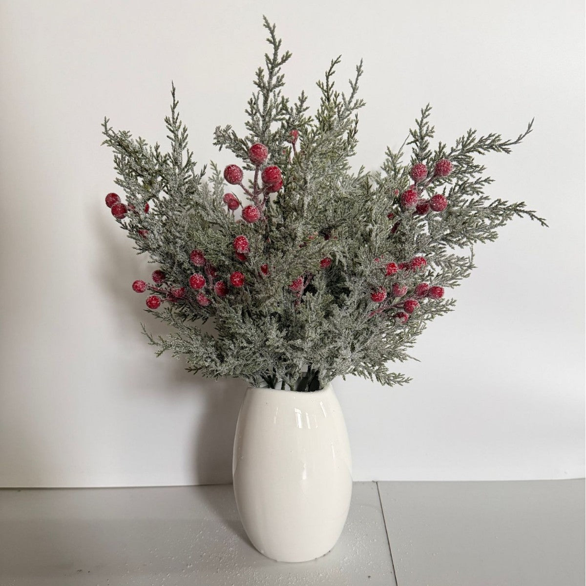 Ramo artificial de pino y bayas rojas 50 cm, decoración navideña y de interior, planta artificial realista para mesa, hogar o evento