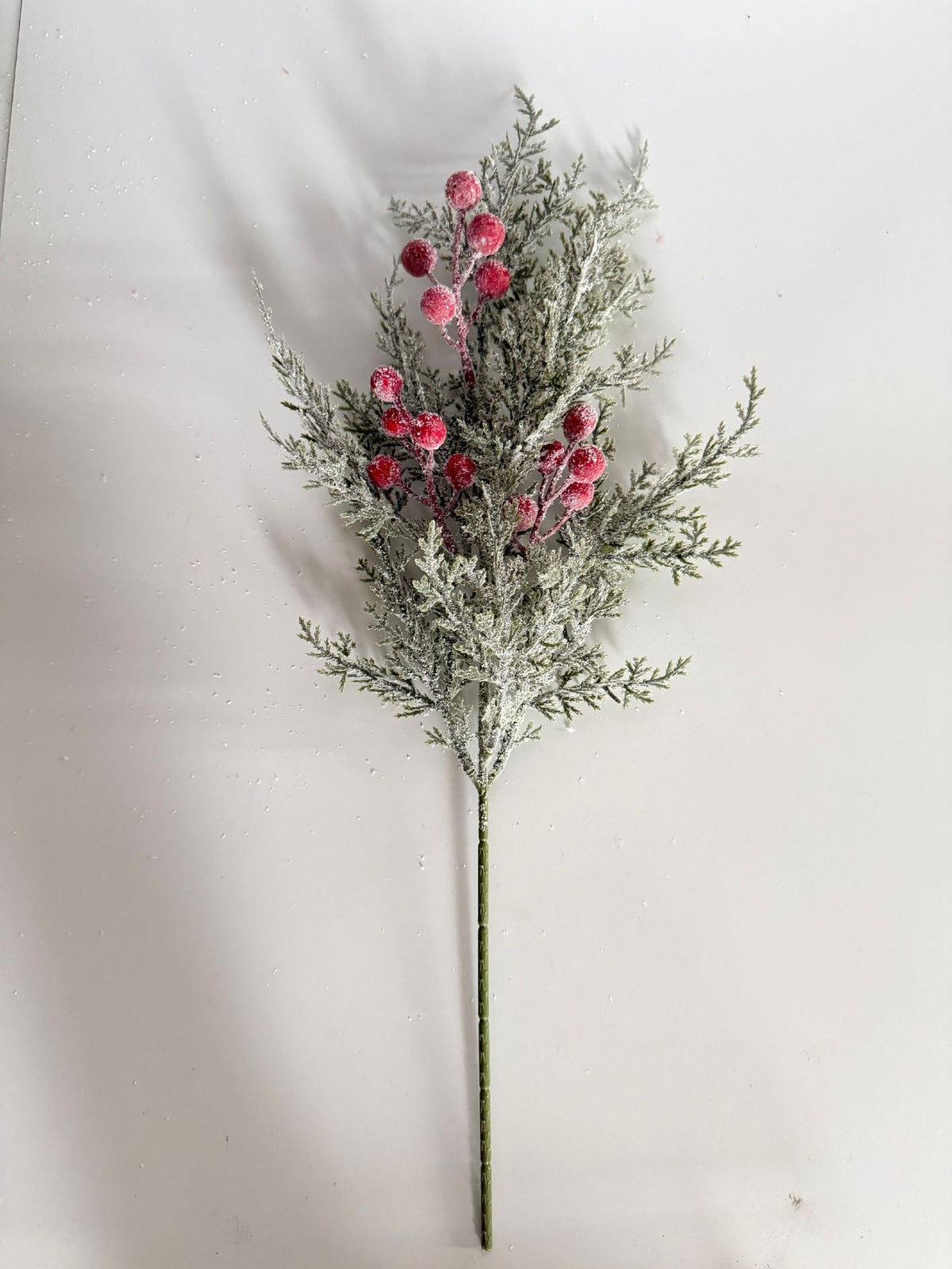 Ramo artificial de pino y bayas rojas 50 cm, decoración navideña y de interior, planta artificial realista para mesa, hogar o evento