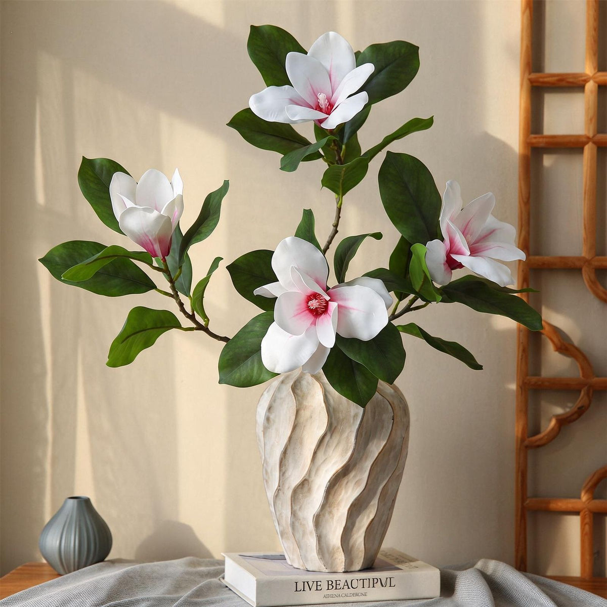 Planta Artificial de Magnolia Premium, 1 Vara con 4 Flores, 100 cm, Látex de Tacto Real, Decoración Moderno para Hogar, Hotel y Escaparates