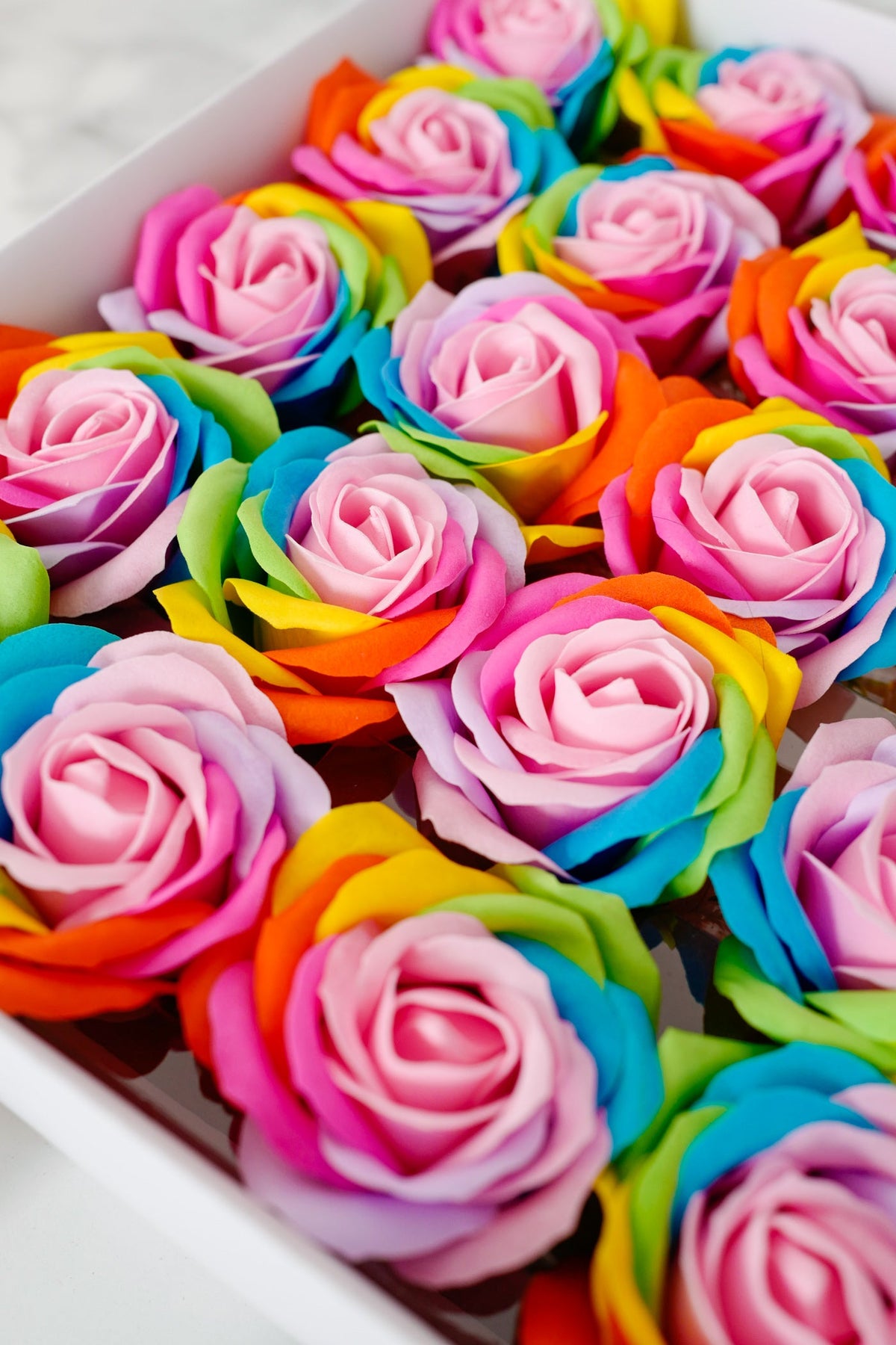 Rosas artificiales de 2.7" 25 piezas para bodas y eventos - Rainbow