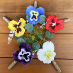 Boutonniere artificial de 6" x 5" para bodas y eventos - Blanco/verde corsage