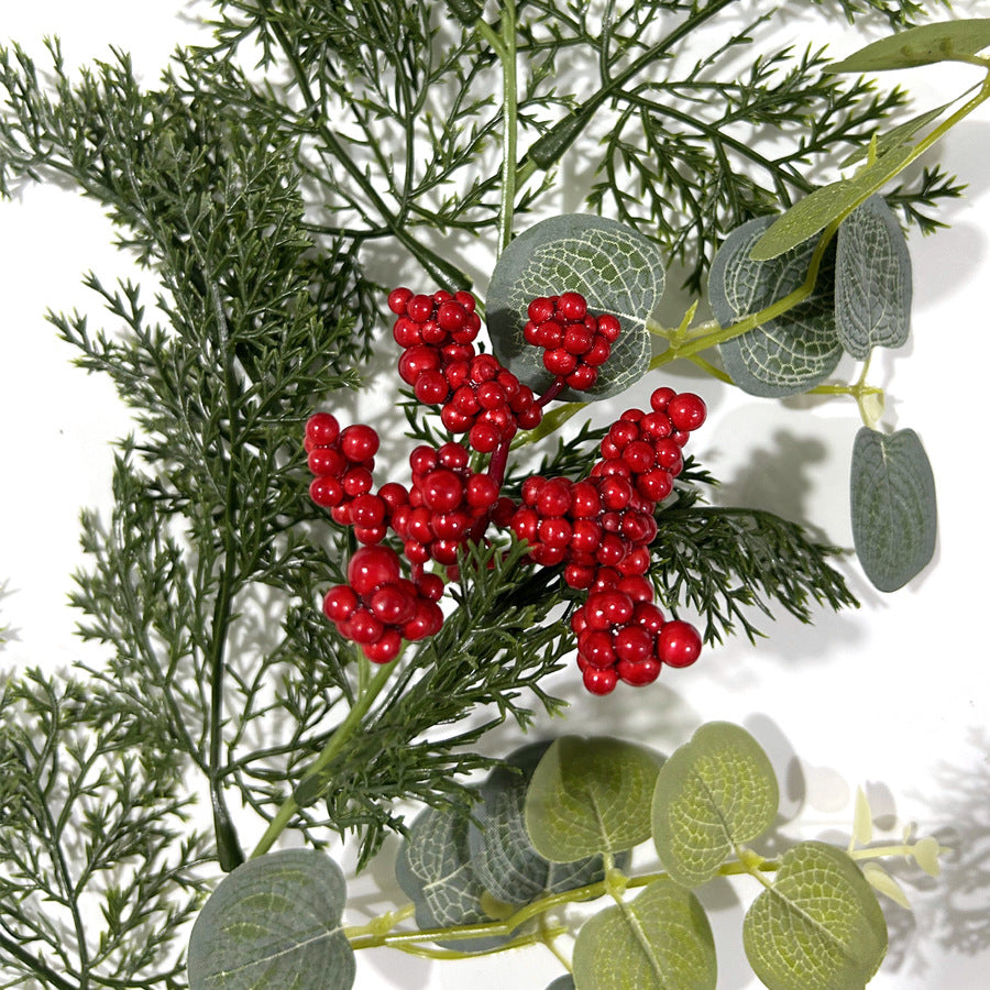 Guirnalda Artificial de Pino con Frutos Rojos y Hojas de Moneda, Enredadera Colgante de Navidad para Pared, Hogar y Escaparate